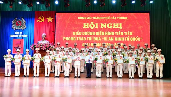 Công an thành phố biểu dương các điển hình tiên tiến trong phong trào thi đua “Vì an ninh Tổ quốc” giai đoạn 2020 – 2025