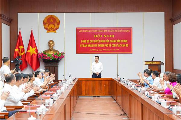 Công bố các Quyết định về công tác cán bộ của Văn phòng UBND thành phố