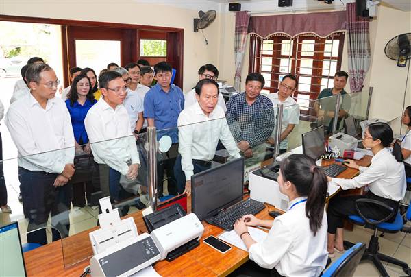Bí thư Thành ủy Lê Tiến Châu kiểm tra hoạt động mô hình chính quyền hai cấp tại xã An Phú và phường Ái Quốc
