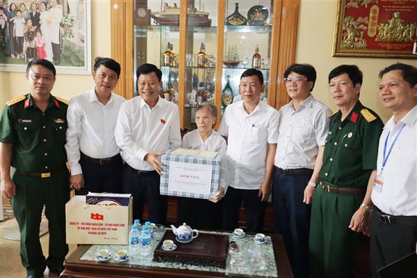 Trưởng Ban Quản lý Khu kinh tế Hải Phòng thăm, tặng quà quà gia đình chính sách người có công nhân dịp Kỷ niệm 78 năm Ngày Thương binh, liệt sỹ