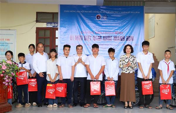 Chương trình “Vì một Việt Nam khỏe mạnh hơn”: Khám, phát thuốc miễn phí và tặng quà cho 1.100 người dân 02 xã Kim Thành, Hà Đông