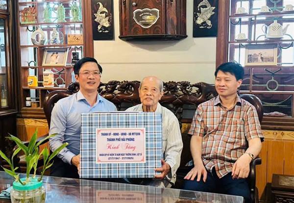 Phó Bí thư Thành ủy, Chủ tịch Ủy ban MTTQ thành phố thăm, tặng quà người có công và kiểm tra công tác chuẩn bị Đại hội Đảng bộ tại phường Thạch Khôi