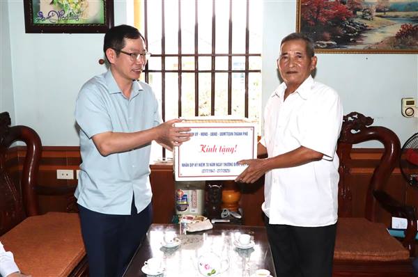 Giám đốc Sở Nội vụ thăm, tặng quà người có công tại xã Cẩm Giang nhân Kỷ niệm 78 năm Ngày Thương binh, liệt sĩ