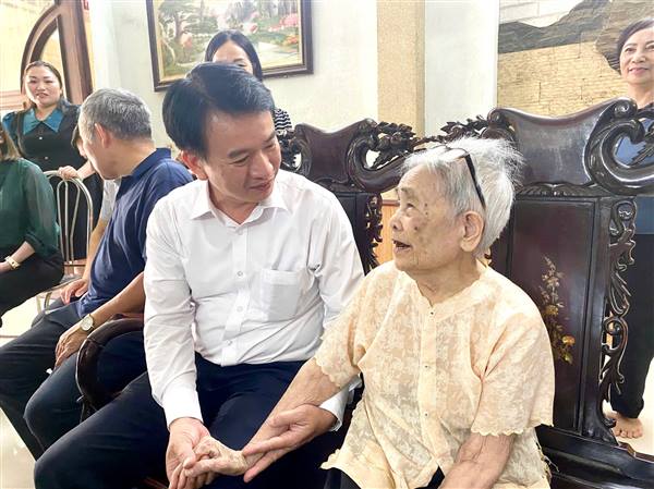 Phó Chủ tịch Thường trực Ủy ban MTTQ Việt Nam thành phố thăm, tặng quà Mẹ Việt Nam Anh hùng tại phường Chu Văn An