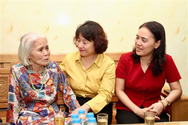 Hội Liên hiệp Phụ nữ thành phố thăm, tặng quà các Mẹ Việt Nam Anh hùng nhân kỷ niệm Ngày Thương binh - Liệt sĩ  27/7