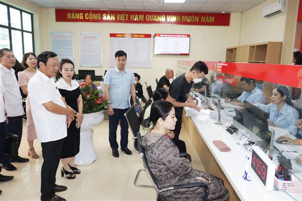 Đồng chí Lê Văn Hiệu, Phó Bí thư Thành ủy, Chủ tịch HĐND thành phố kiểm tra việc vận hành chính quyền địa phương tại phường Hồng An và xã An Lão
