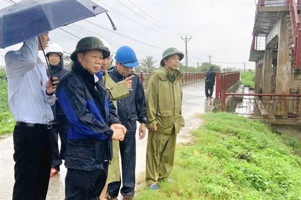 Trưởng Ban Quản lý Khu Kinh tế kiểm tra, chỉ đạo công tác phòng, chống bão tại xã Kiến Hưng

