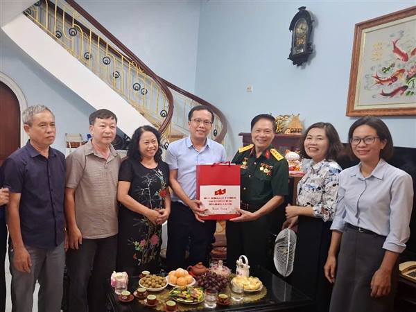 Phường Ngô Quyền thăm, tặng quà các gia đình chính sách, người có công