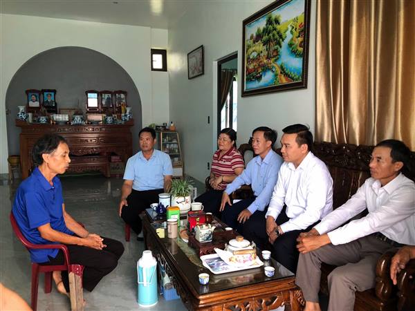Xã Chấn Hưng thăm, tặng quà tri ân các gia đình chính sách, người có công với cách mạng