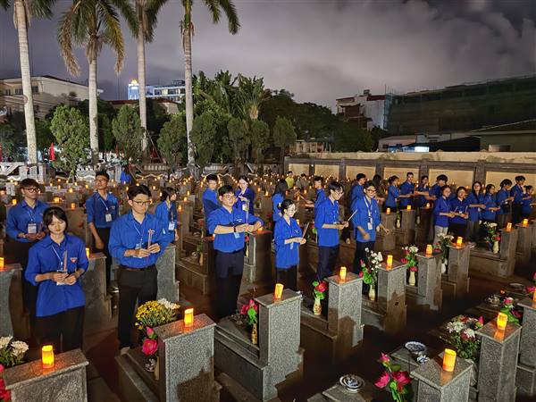 Tuổi&nbsp;trẻ phường Ngô Quyền, Gia Viên thắp&nbsp;nến&nbsp;tri ân các&nbsp;Anh hùng liệt sĩ