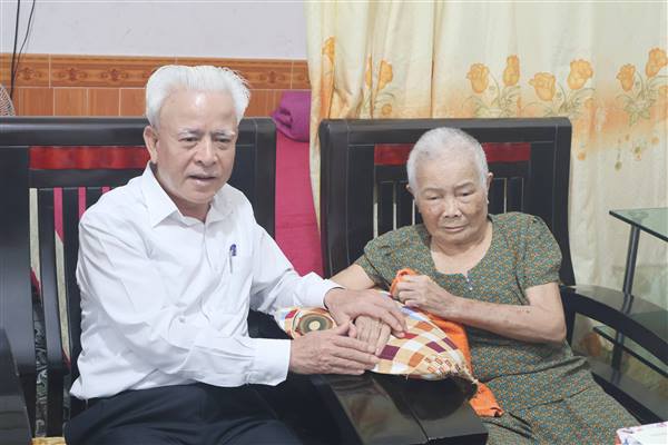 Trưởng Ban Nội chính Thành ủy thăm, tặng quà người có công tại xã Hà Nam nhân Kỷ niệm 78 năm Ngày Thương binh, liệt sĩ 27/7