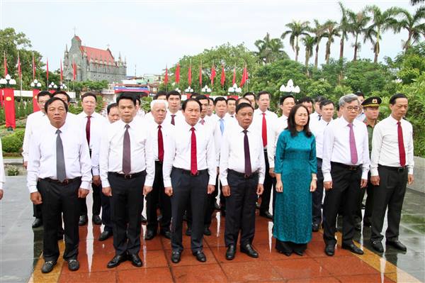 Thường trực Ban Bí thư Trần Cẩm Tú cùng lãnh đạo thành phố dâng hương tại Đài tưởng niệm các Anh hùng liệt sỹ thành phố