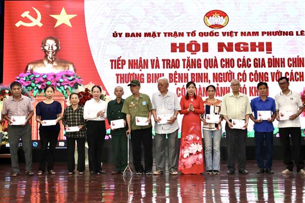 Phường Lê Chân tiếp nhận và trao tặng quà cho các gia đình chính sách, thương binh, bệnh binh, người có công với cách mạng