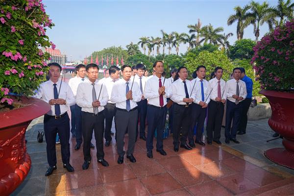 Đảng ủy Các cơ quan Đảng thành phố dâng hương tưởng niệm các Anh hùng liệt sỹ và đồng chí Nguyễn Đức Cảnh