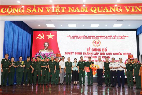 Công bố Quyết định thành lập Hội Cựu chiến binh phường Lê Chân và trao quà cho hội viên là thương binh, bệnh binh tiêu biểu