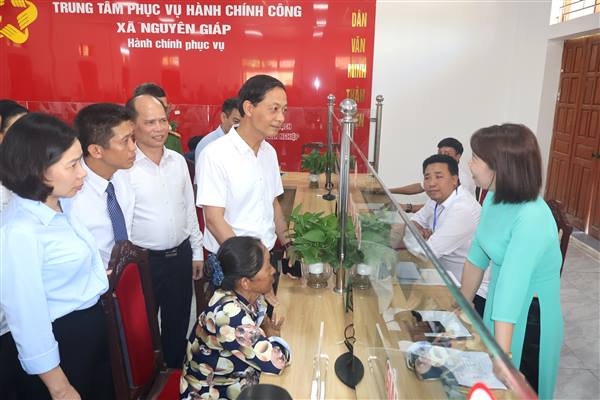Phó Bí thư Thường trực Thành ủy Đỗ Mạnh Hiến kiểm tra hoạt động của mô hình chính quyền mới tại xã Nguyên Giáp