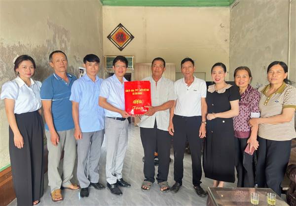 Xã Tân Minh tổ chức các Đoàn thăm, tặng quà gia đình chính sách nhân Kỷ niệm 78 năm Ngày Thương binh - Liệt sĩ (27/7)