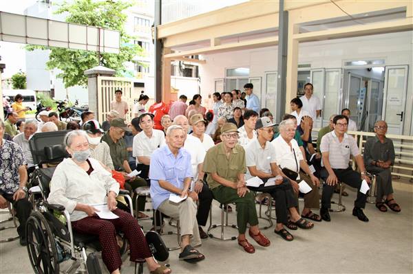 Khám, tư vấn sức khỏe và cấp phát thuốc miễn phí cho các gia đình chính sách phường Gia Viên