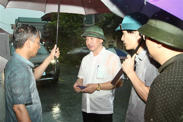 Phó Chủ tịch Thường trực Ủy ban MTTQ Việt Nam thành phố kiểm tra công tác phòng, chống bão số 3 tại xã Kiến Thụy và xã Kẻ Sặt
