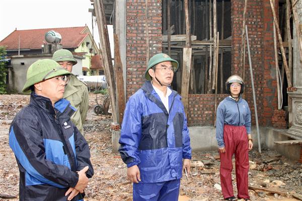 Phường Lê Ích Mộc huy động nhân lực, phương tiện gia cố các điểm xung yếu, sẵn sàng ứng phó Bão số 3