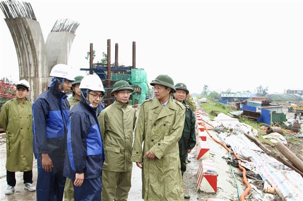 Phó Chủ tịch Thường trực UBND thành phố Lê Anh Quân kiểm tra công tác phòng, chống bão tại các địa bàn xung yếu