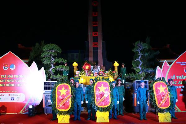 Trang trọng Lễ thắp nến tri ân các Anh hùng liệt sĩ năm 2025: Mỗi ngọn nến thắp sáng – Vạn tấm lòng tri ân