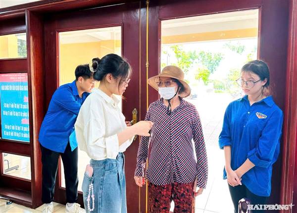 Tuổi trẻ Phường Ái Quốc hỗ trợ người cao tuổi khám bệnh và tiếp cận dịch vụ công