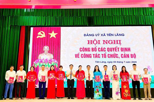 Xã Tiên Lãng công bố các Quyết định về tổ chức bộ máy và công tác cán bộ
