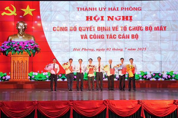 Công bố Quyết định của Ban Thường vụ Thành uỷ về tổ chức bộ máy, công tác cán bộ các đảng bộ trực thuộc Thành ủy, các cơ quan khối chính quyền