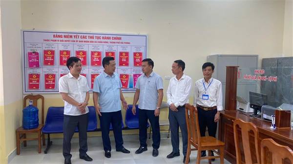 Giám đốc sở Khoa học và Công nghệ Phạm Văn Thép kiểm tra việc vận hành mô hình chính quyền địa phương 02 cấp tại xã Chấn Hưng