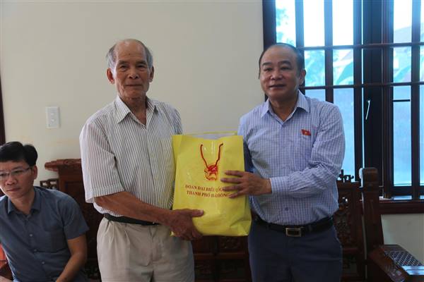 Phó Trưởng Đoàn Đại biểu Quốc hội chuyên trách thành phố Lã Thanh Tân thăm, tặng quà và tri ân các gia đình chính sách

