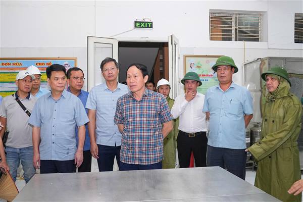Bí thư Thành ủy Lê Tiến Châu thăm hỏi, động viên người dân tại các điểm tạm lánh phòng, chống bão số 3