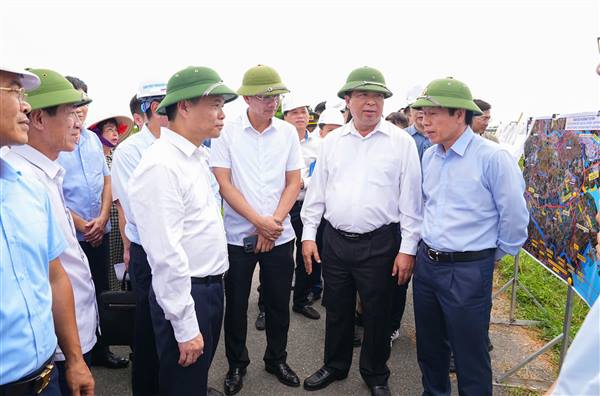 Bộ trưởng Bộ Xây dựng Trần Hồng Minh kiểm tra, chỉ đạo hiện trường Dự án tuyến đường sắt Lào Cai - Hà Nội - Hải Phòng