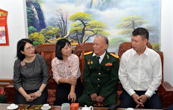 Phó Trưởng Đoàn Đại biểu Quốc hội chuyên trách thành phố Nguyễn Thị Việt Nga thăm, tặng quà các gia đình chính sách