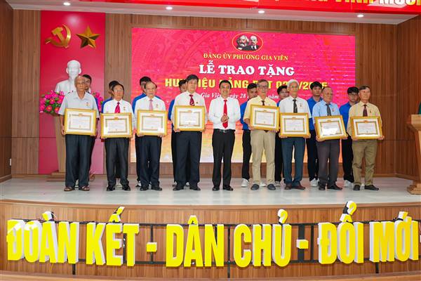 Đảng ủy phường Gia Viên trao Huy hiệu Đảng cho 157 đảng viên dịp Quốc khánh 2/9