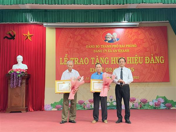 Xã An Khánh tổ chức Lễ trao Huy hiệu Đảng đợt 02/9/2025