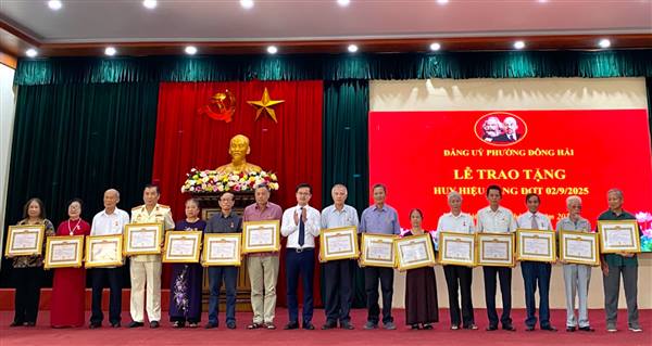61 đảng viên thuộc Đảng bộ phường Đông Hải được trao tặng Huy hiệu Đảng Đợt 2/9/2025