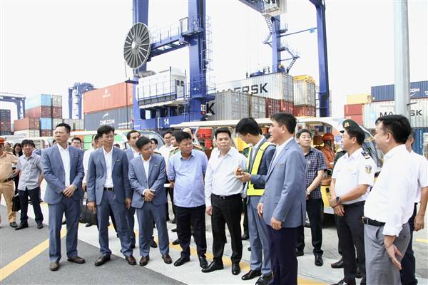 Chủ tịch UBND&nbsp;thành phố kiểm tra thực địa Bến số 5, số 6  Khu bến cảng Lạch Huyện, nghe đề xuất các Dự án đầu tư của Tập đoàn Hateco