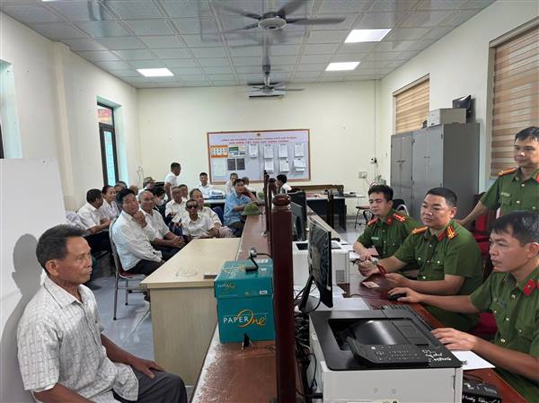 Đảng bộ phường Tân Hưng phấn đấu hoàn thành việc đổi thẻ Đảng viên trên nền tảng Cơ sở dữ liệu quốc gia về dân cư trước ngày 2/9/2025