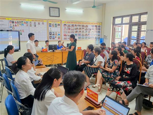 Phường Ngô Quyền triển khai “Ngày thứ bảy thân thiện” hỗ trợ công dân khai hồ sơ trực tuyến