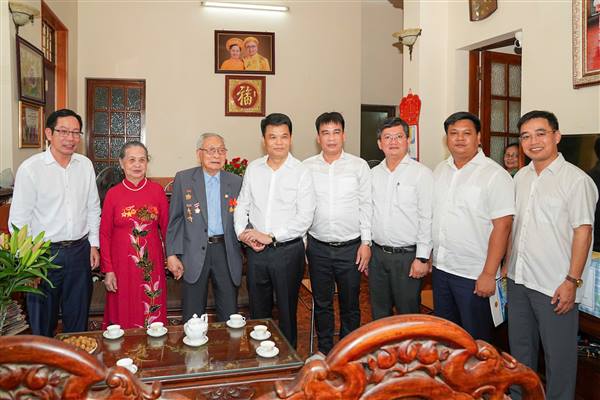 Chủ tịch UBND thành phố Lê Ngọc Châu thăm, tặng quà người có công tiêu biểu địa bàn phường An Hải