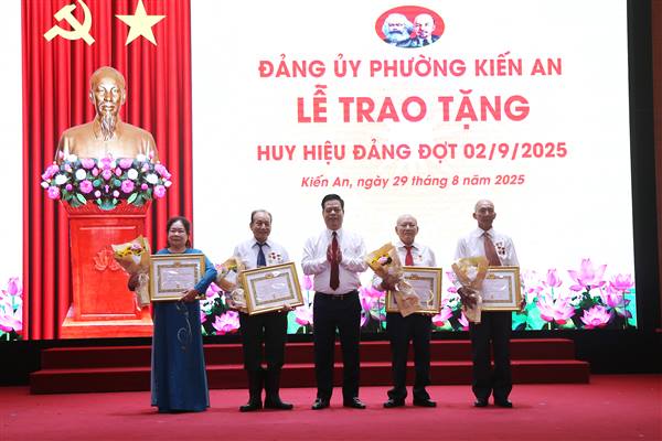 Phường Kiến An trao tặng Huy hiệu Đảng Đợt 2/9/2025 cho 121 đảng viên tiêu biểu