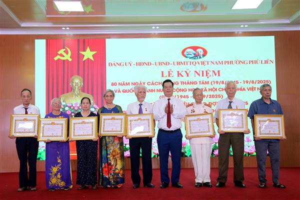 Phường Phù Liễn Kỷ niệm 80 năm Cách mạng Tháng Tám, Quốc khánh 2/9 và trao Huy hiệu Đảng đợt 02/9/2025