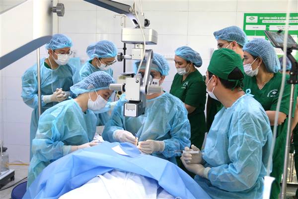 Bệnh viện Mắt Hải Phòng thực hiện thành công 04 ca phẫu thuật ghép giác mạc trong sáng 23/8/2025