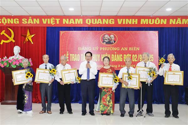 Đảng uỷ phường An Biên trao tặng Huy hiệu Đảng Đợt 2/9/2025 cho 123 đảng viên
