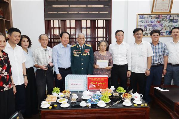 Bí thư Thành ủy Lê Tiến Châu thăm, tặng quà gia đình người có công nhân Kỷ niệm 80 năm Cách mạng Tháng Tám và Quốc khánh 2/9