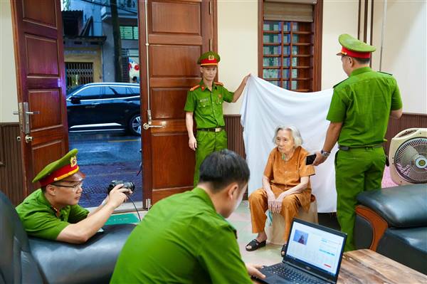 Công an phường Hải Dương triển khai cấp đổi thẻ đảng viên cho người cao tuổi, sức khỏe yếu tại nhà riêng