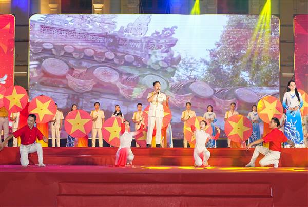 Khẩn trương phối hợp, triển khai tặng quà toàn dân nhân Kỷ niệm 80 năm Quốc khánh 2/9, bảo đảm Nhân dân đón Tết Độc lập vui tươi, phấn khởi