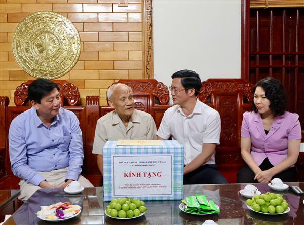 Đồng chí Phó Bí thư Thành uỷ, Chủ tịch Uỷ ban MTTQ Việt Nam thành phố Phạm Văn Lập tặng quà người có công tại xã Tân Kỳ