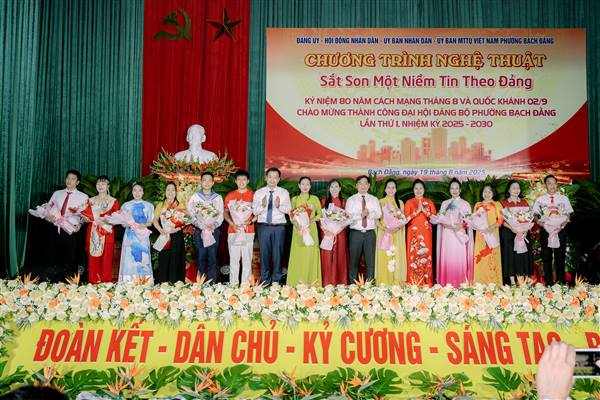 Chương trình nghệ thuật Sắt son một niềm tin theo Đảng chào mừng thành công Đại hội Đảng bộ phường Bạch Đằng lần thứ I